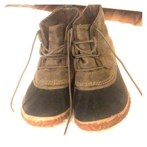 Sorel Out N About duck boot green black size 9.5